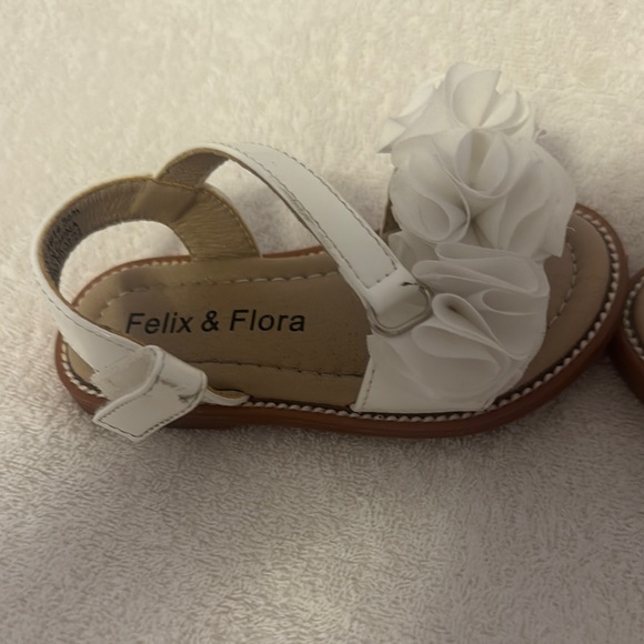 Elegant White Floral Sandals with Platform Soles - Picture 2 of 4
